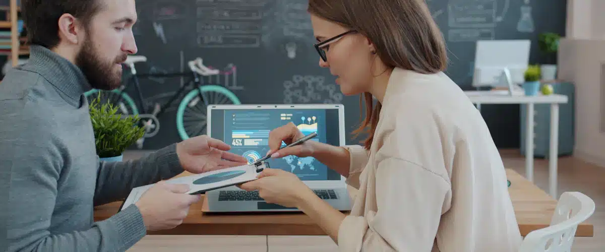 Inteligencia de negocio: cómo utilizar los datos para mejorar los resultados 8 Dos profesionales revisan informes y gráficos durante una reunión de trabajo