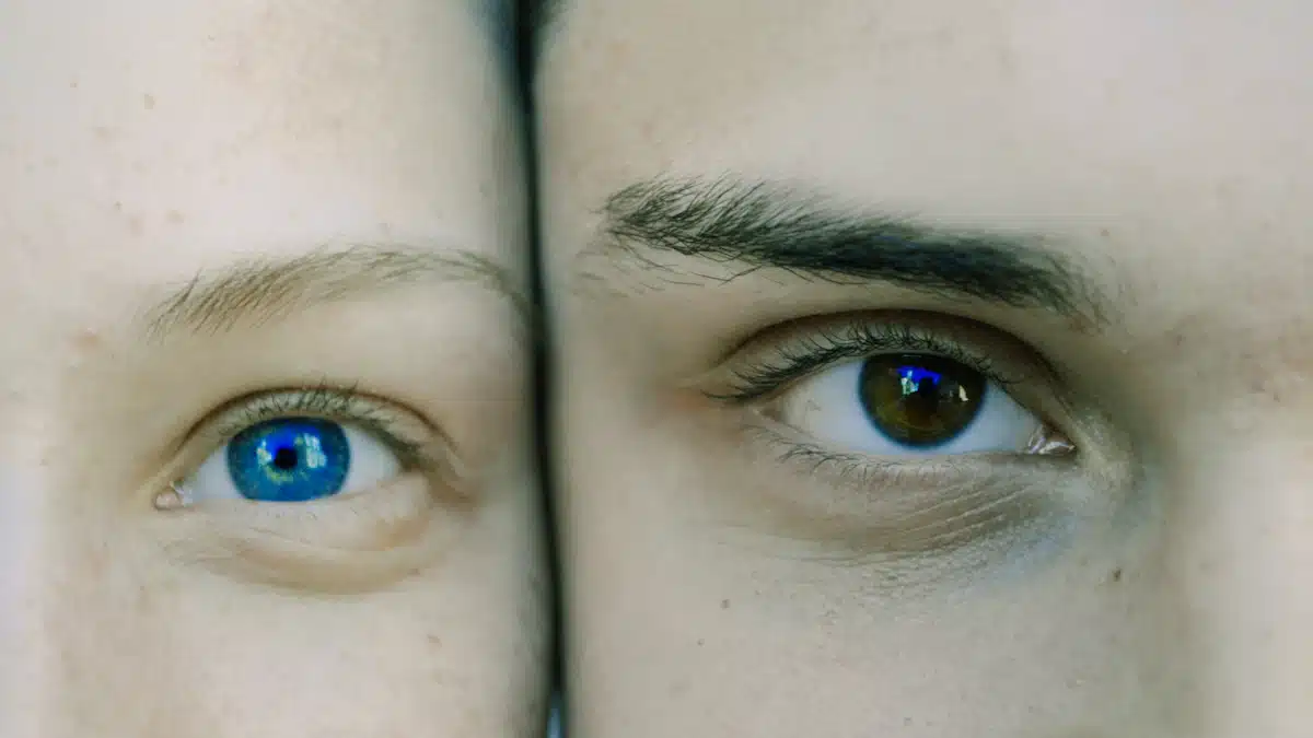 Lentes de contacto: tipos, cuidados y claves para gestionar una óptica 9 Dos rostros juntos muestran el aspecto natural de sus ojos