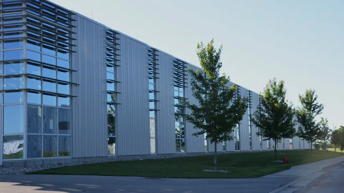 Certificación energética de edificios 2026 : requisitos, proceso y oportunidades profesionales 5 Edificio de oficinas acristalado junto a árboles bajo luz natural