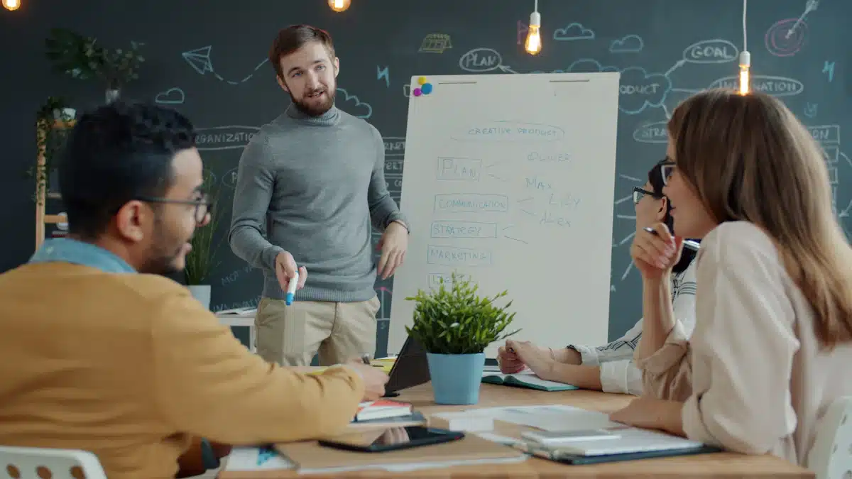 Email marketing: estrategias para captar y fidelizar clientes 4 Equipo de marketing organizando campañas frente a una pizarra de oficina