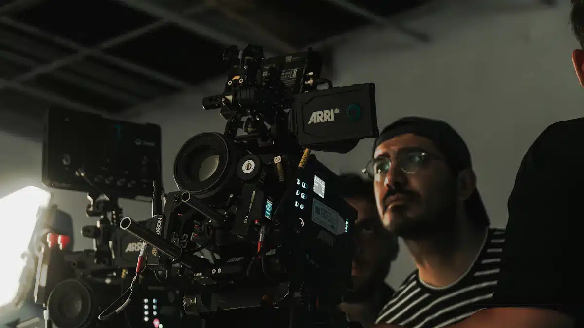 Producción audiovisual: fases, equipos y planificación de un proyecto 2 Equipo de producción audiovisual revisa una cámara profesional durante un rodaje en estudio