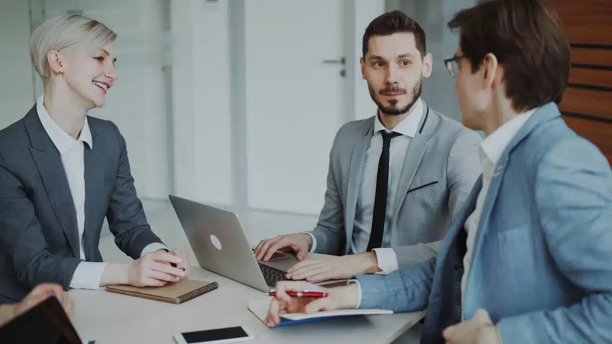 Economía circular: principios y ejemplos de aplicación en las empresas 9 Equipo de profesionales analiza propuestas reunido alrededor de una mesa