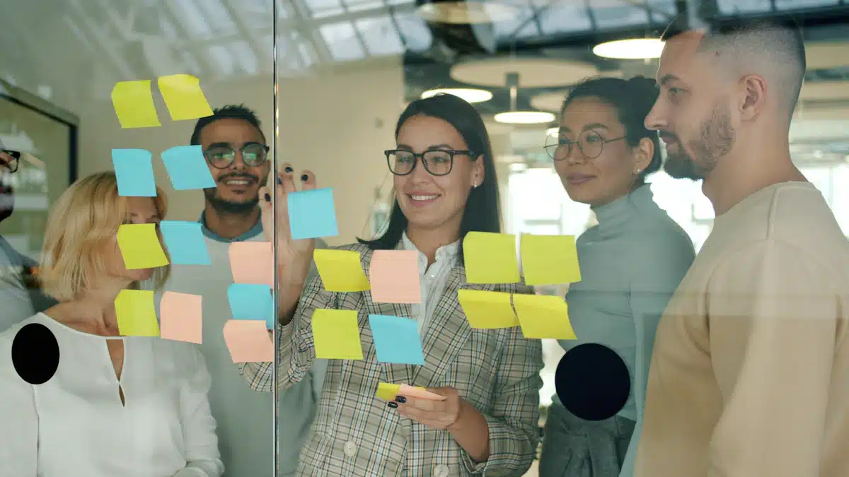 Atención al cliente: 7 estrategias para mejorar la experiencia 4 Equipo de profesionales organizando ideas en una pared de notas adhesivas