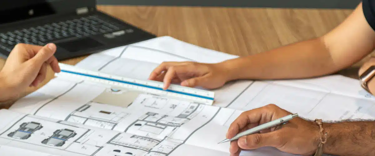 Certificación energética de edificios 2026 : requisitos, proceso y oportunidades profesionales 6 Equipo técnico revisando planos de arquitectura extendidos sobre una mesa