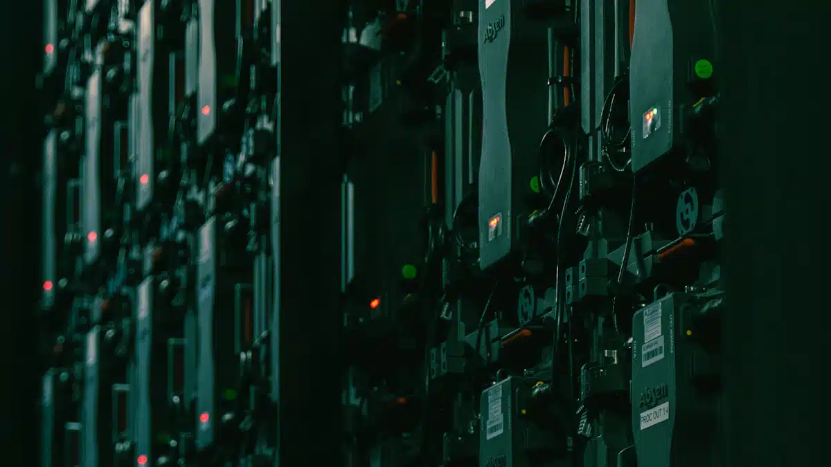 Computación en la nube: cómo funciona y qué ventajas ofrece a las empresas 5 Equipos de servidores instalados en bastidores de una infraestructura informática