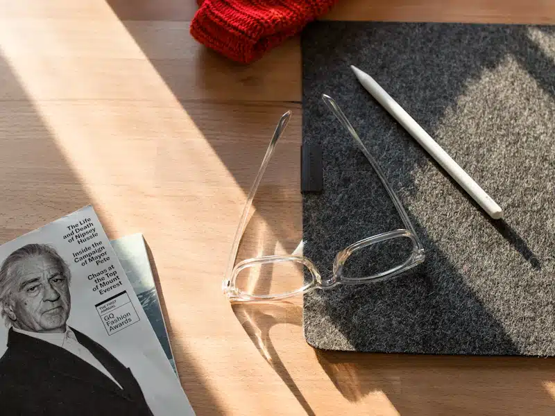 Diseño editorial: cómo planificar una publicación profesional 3 Escritorio creativo con lápiz y material gráfico para organizar una publicación