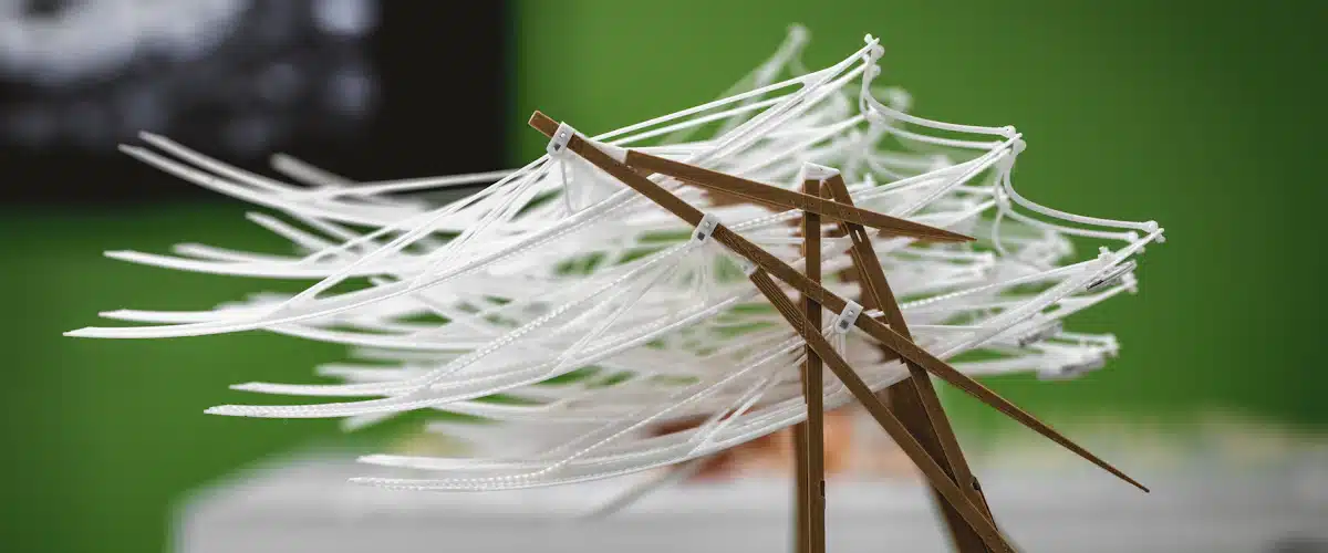 Maquetas de arquitectura: tipos, escalas y cómo hacerlas 6 Estructura de madera en miniatura con finos elementos tensados de color blanco