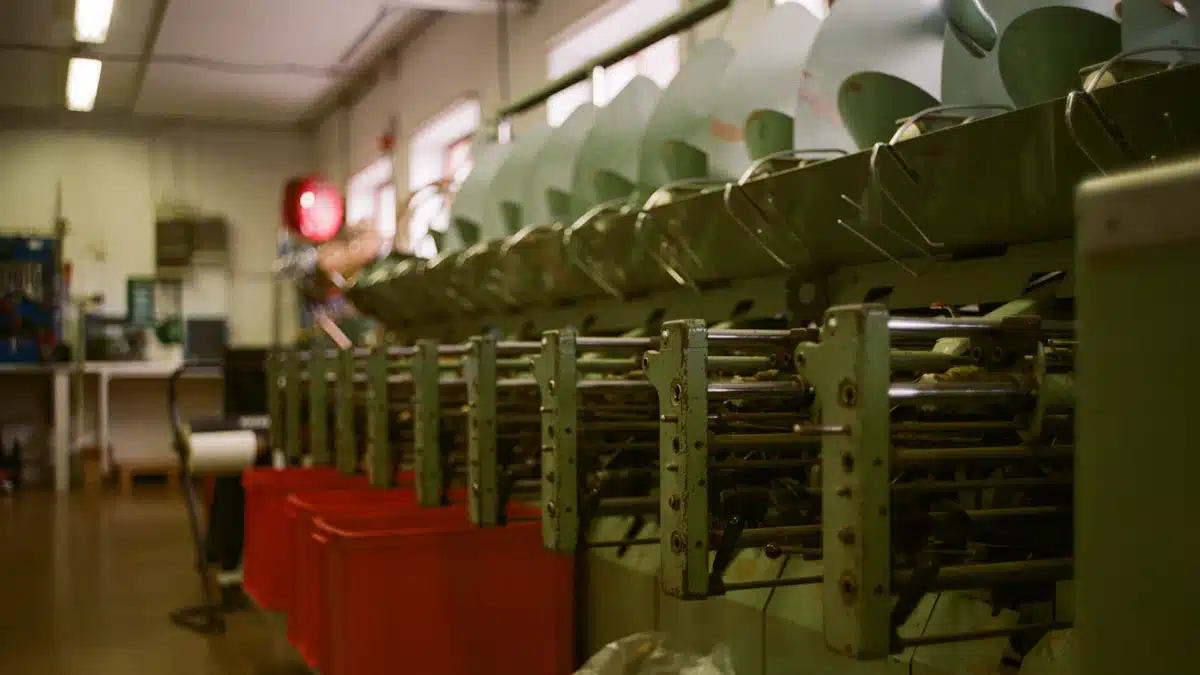 Producción industrial: cómo organizar y mejorar una fábrica 4 Filas de maquinaria industrial preparadas para trabajar en una planta de fabricación textil