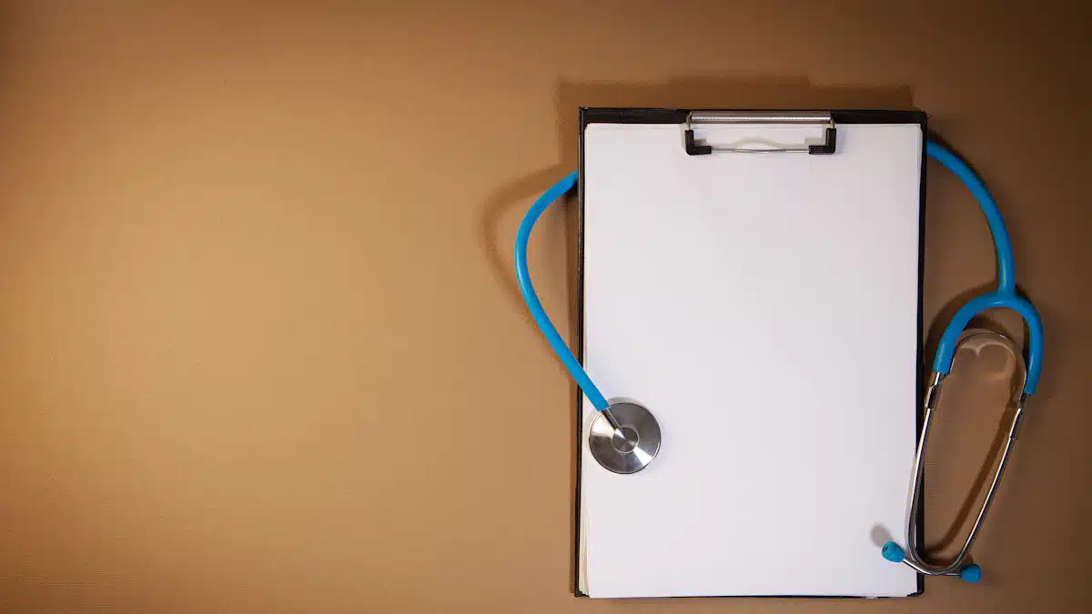 Ensayos clínicos: fases, objetivos y desarrollo de nuevos medicamentos 9 Fonendoscopio y portapapeles colocados sobre una superficie junto a instrumental médico