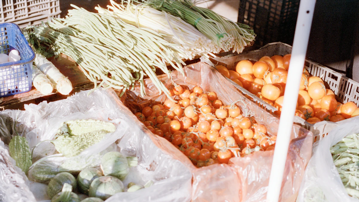 Seguridad alimentaria: controles y medidas para garantizar la calidad de los alimentos 9 Frutas y hortalizas frescas expuestas en cajas de un mercado