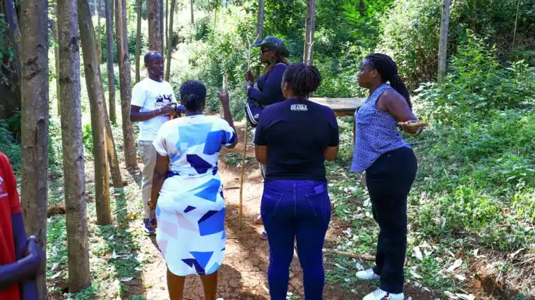 Grupo de personas conversa durante una actividad educativa en un bosque