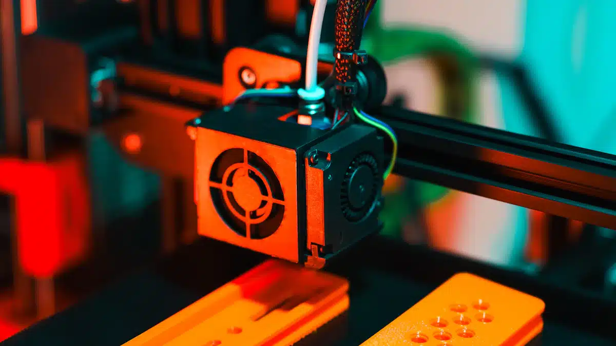 Fabricación aditiva: qué es la impresión 3D industrial y para qué se utiliza 4 Impresora 3D construyendo prototipos de plástico naranja en una plataforma