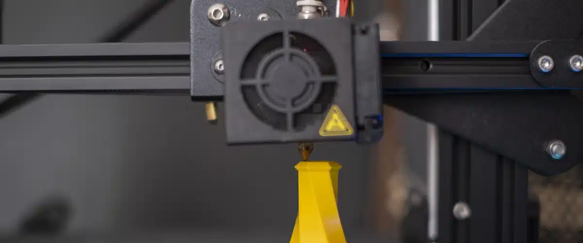 Tipos de plásticos: clasificación, propiedades y aplicaciones industriales 7 Impresora tridimensional fabricando una pieza con filamento polimérico amarillo