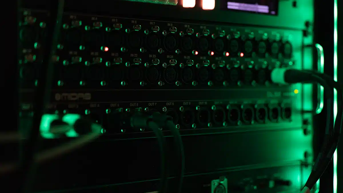 Virtualización: qué es, cómo funciona y sus ventajas para empresas 9 Luces verdes de actividad en equipos de un centro de datos