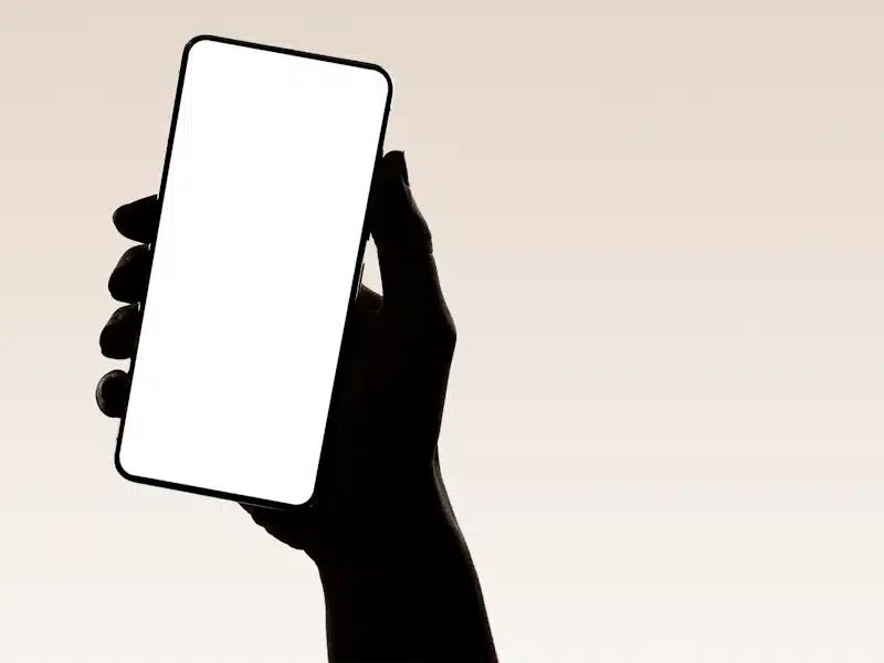 Desarrollo de aplicaciones móviles: fases, tecnologías y costes 3 Mano sujetando un smartphone de pantalla limpia para diseñar aplicaciones móviles