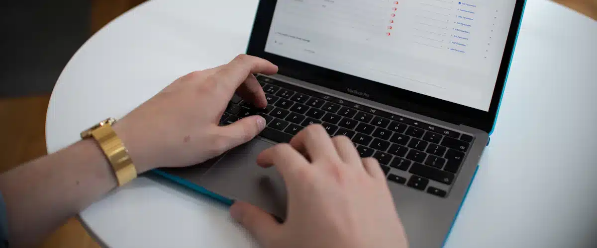 Email marketing: estrategias para captar y fidelizar clientes 7 Manos escribiendo en un portátil para configurar tareas de comunicación