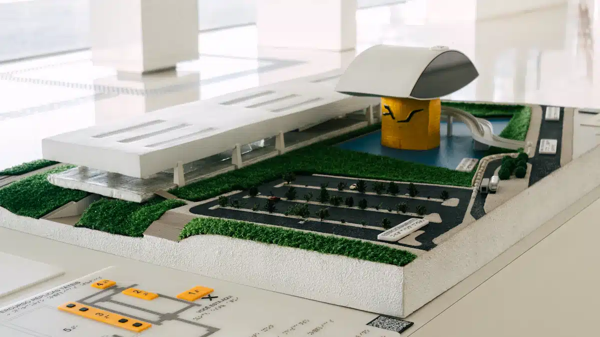 Maquetas de arquitectura: tipos, escalas y cómo hacerlas 2 Maqueta de arquitectura moderna con edificios blancos y zonas verdes a escala
