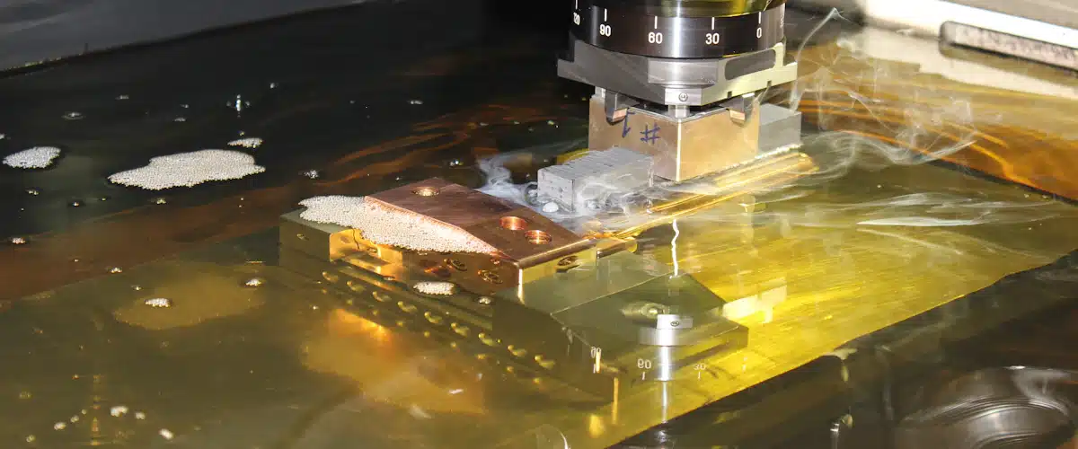 Tipos de plásticos: clasificación, propiedades y aplicaciones industriales 6 Máquina de precisión mecanizando elementos metálicos utilizados en la fabricación de moldes
