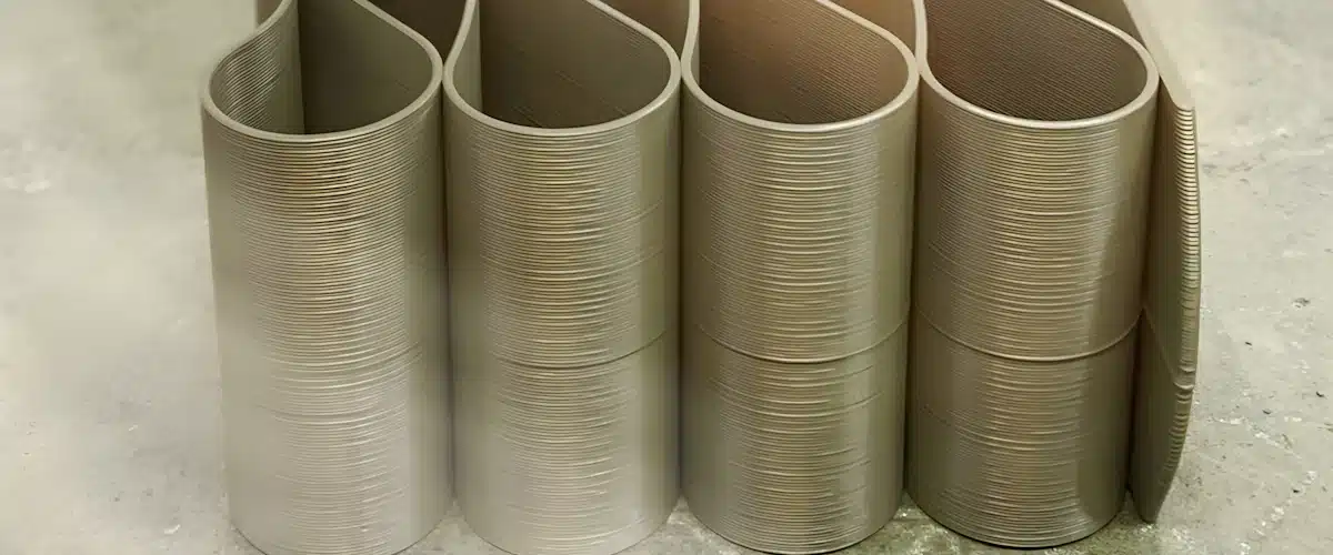 Fabricación aditiva: qué es la impresión 3D industrial y para qué se utiliza 8 Máquina industrial de impresión tridimensional trabajando sobre una pieza en fabricación
