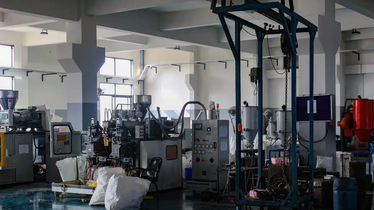 Inteligencia artificial: qué es, cómo funciona y cómo transforma empresas y empleo 5 Maquinaria industrial organizada en una fábrica con distintas estaciones de producción