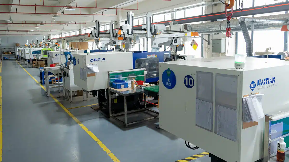 Tipos de plásticos: clasificación, propiedades y aplicaciones industriales 2 Máquinas de inyección industrial preparando la fabricación de componentes de plástico