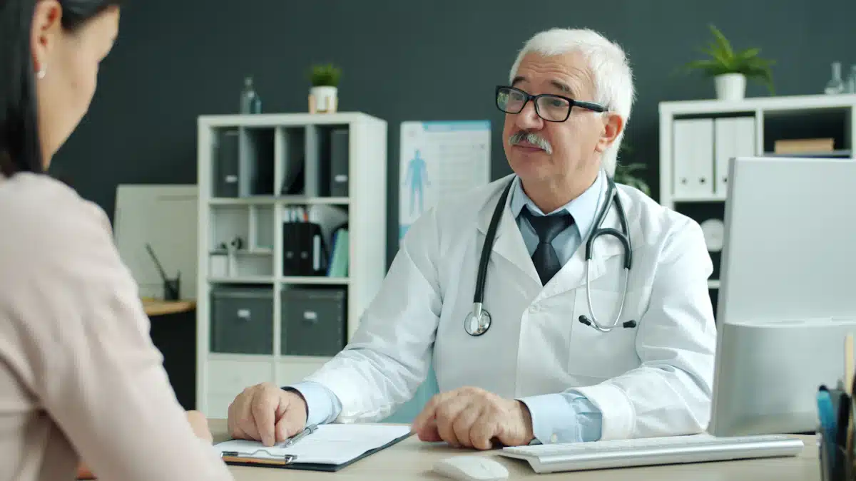 Ensayos clínicos: fases, objetivos y desarrollo de nuevos medicamentos 4 Médico conversa con una paciente durante una consulta sanitaria presencial