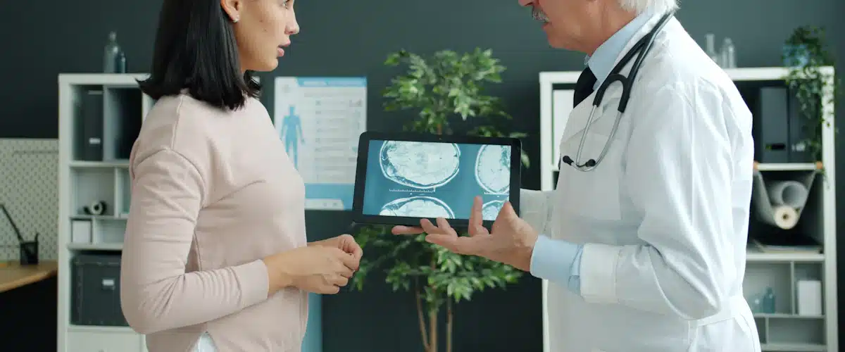 Ensayos clínicos: fases, objetivos y desarrollo de nuevos medicamentos 8 Médico explica imágenes médicas a una paciente mediante una tableta electrónica