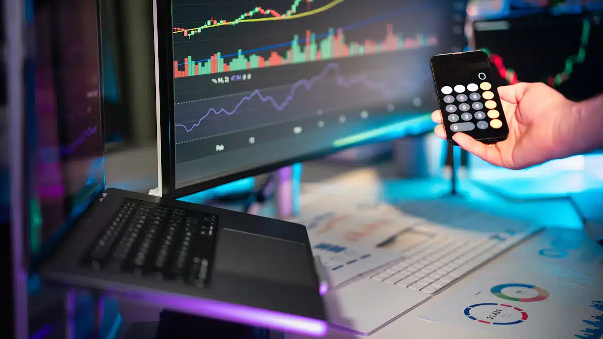 Inteligencia de negocio: cómo utilizar los datos para mejorar los resultados 5 Mesa de trabajo con calculadora y documentos para analizar resultados comerciales