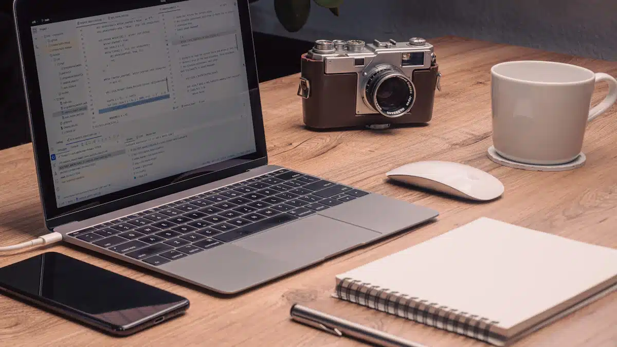 Desarrollo de aplicaciones móviles: fases, tecnologías y costes 9 Mesa de trabajo con portátil y teléfono móvil preparada para desarrollar nuevas soluciones