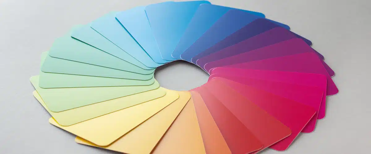Branding: cómo construir una marca reconocible y diferenciada 6 Muestras circulares de colores dispuestas sobre una superficie blanca de trabajo