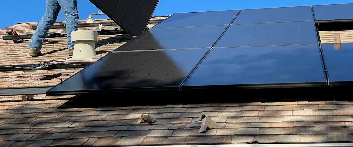 Certificación energética de edificios 2026 : requisitos, proceso y oportunidades profesionales 8 Operario instalando paneles fotovoltaicos sobre la cubierta inclinada de una casa