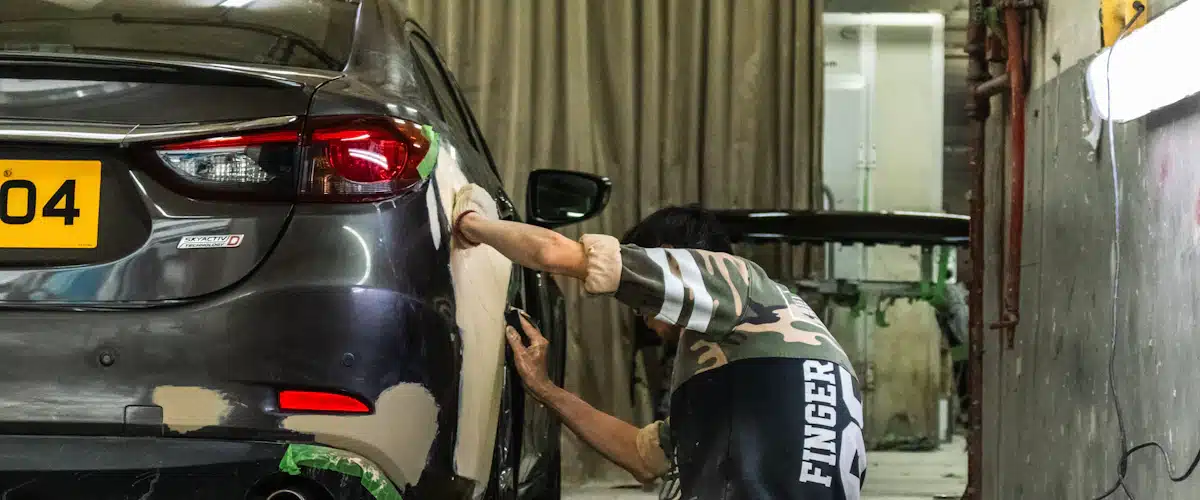 Chapa y pintura: 7 claves para un acabado perfecto 6 Operario lijando un paragolpes para recuperar la forma antes del acabado