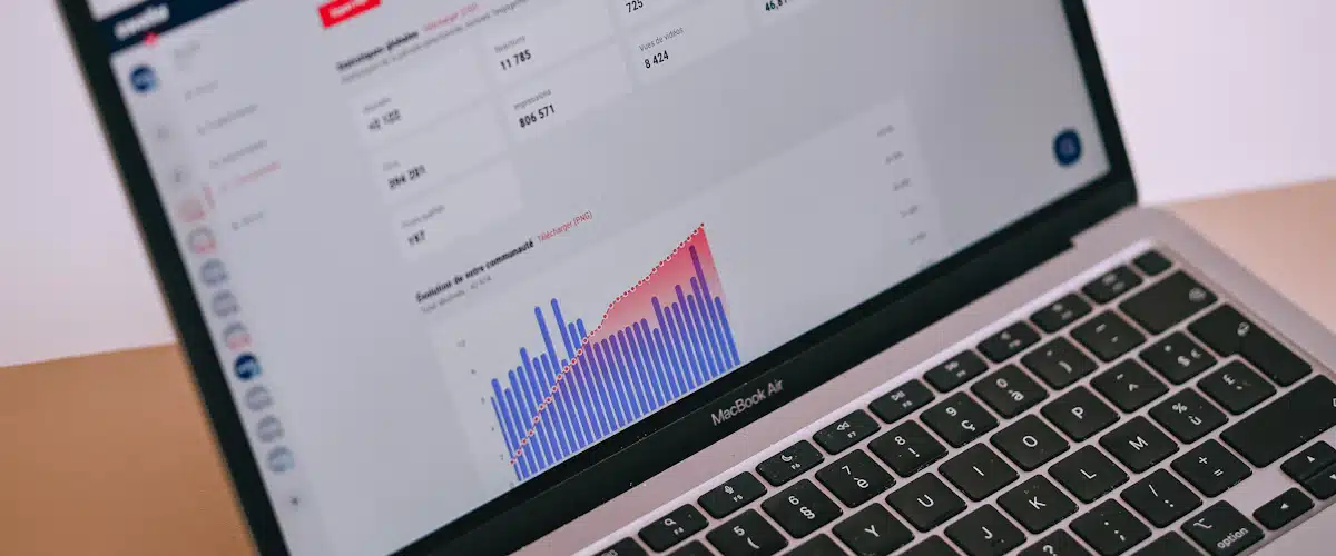 Analítica web: cómo medir el rendimiento de una página web 8 Ordenador portátil con estadísticas digitales y gráficos visibles sobre la pantalla