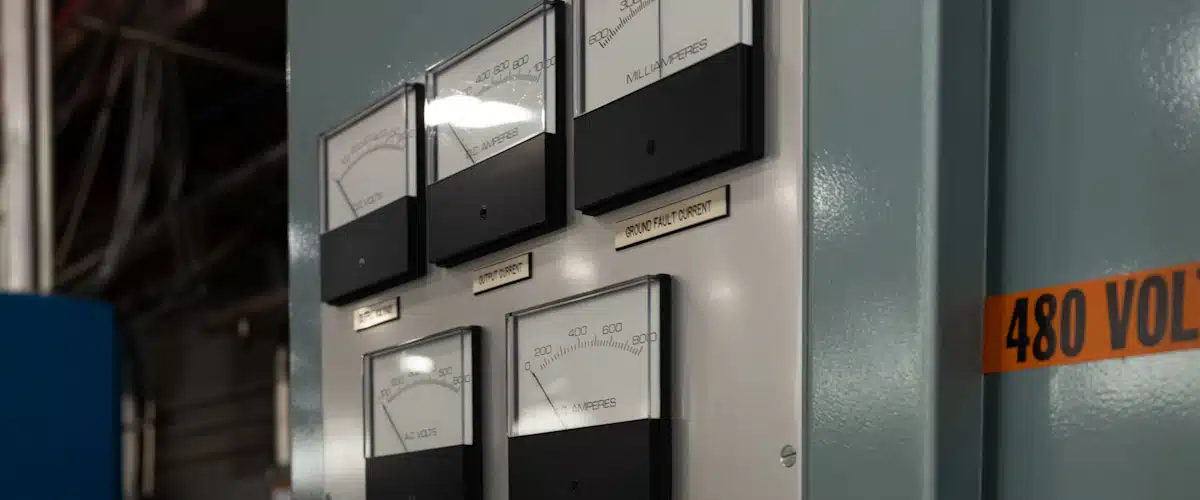 Automatización industrial: qué es y cómo conectar una fábrica 7 Panel eléctrico industrial con instrumentos de medida y mandos de control
