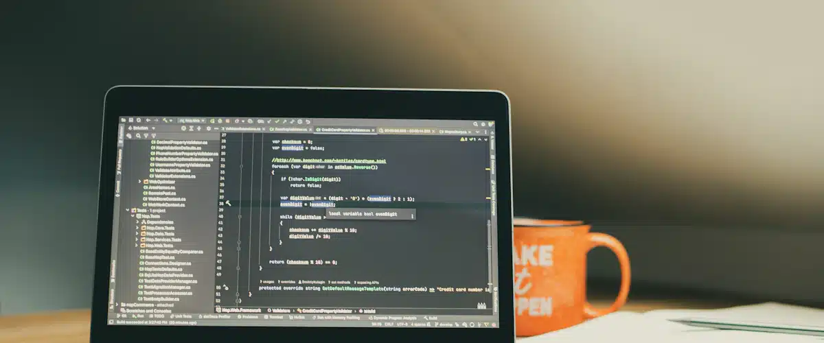 Inteligencia artificial: qué es, cómo funciona y cómo transforma empresas y empleo 8 Pantalla de portátil con código de programación en un puesto de trabajo