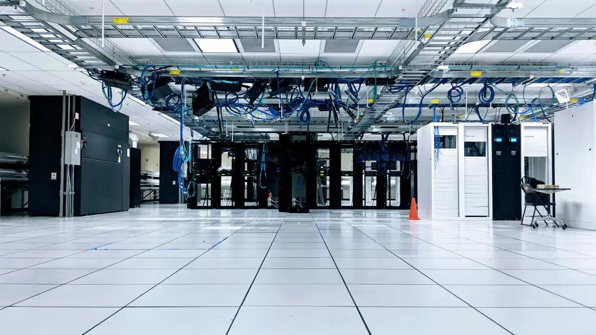 Virtualización: qué es, cómo funciona y sus ventajas para empresas 2 Pasillo de centro de datos con servidores utilizados en virtualización empresarial