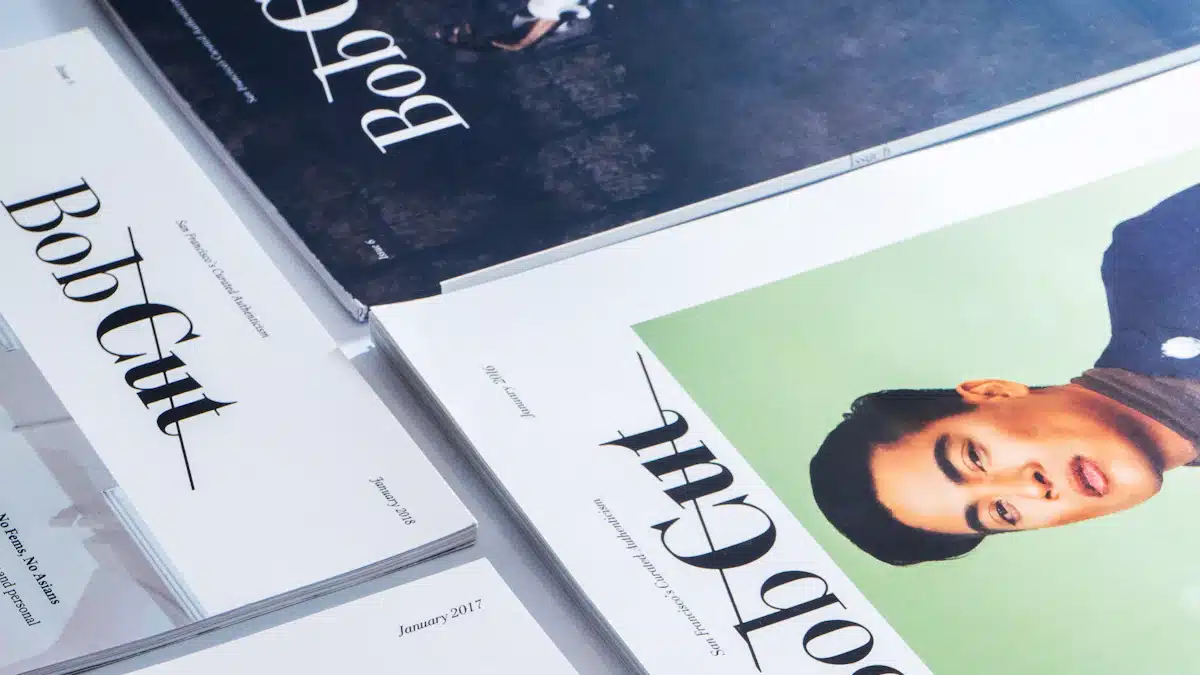 Diseño editorial: cómo planificar una publicación profesional 9 Pila de revistas impresas y encuadernadas preparadas para su distribución