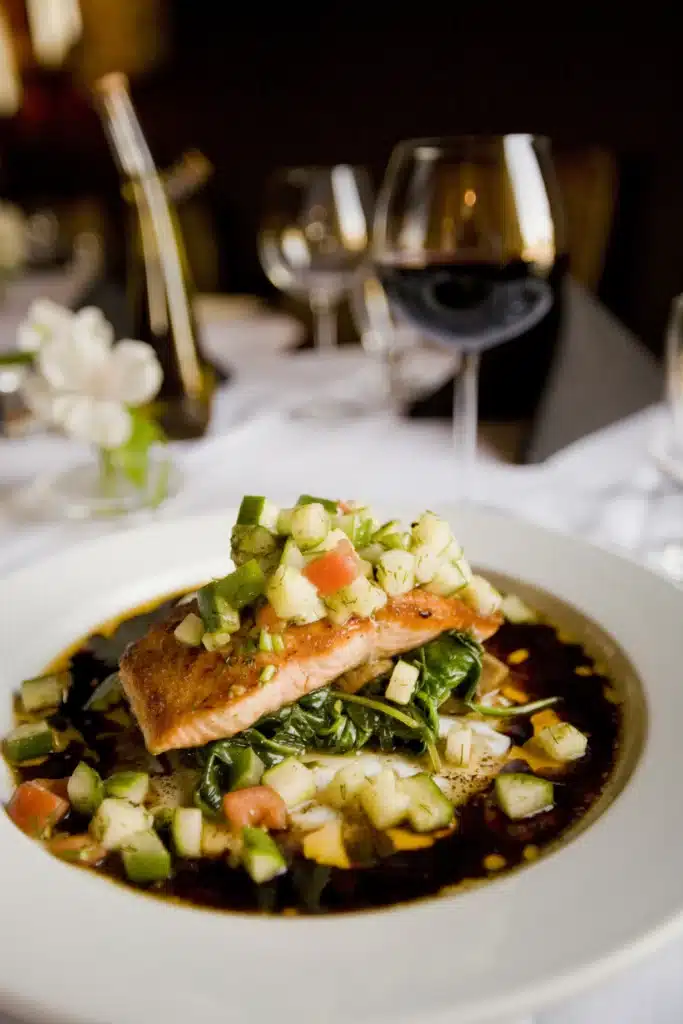 Pescado con verduras dentro de un menú cardiovascular saludable