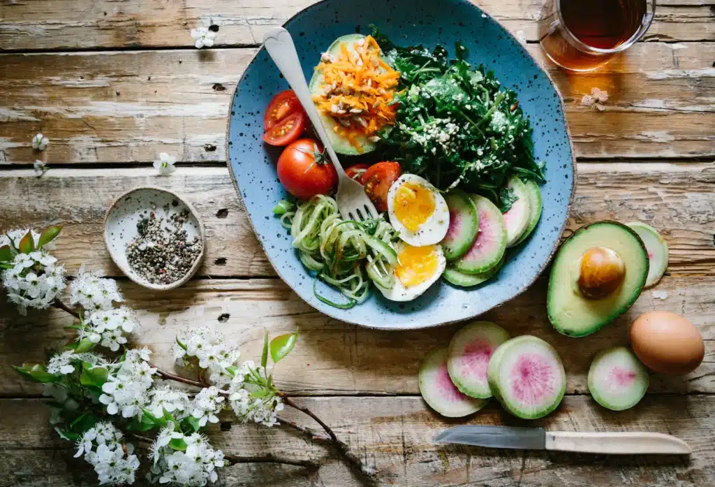 Desayuno con fruta, avena y alimentos ricos en fibra