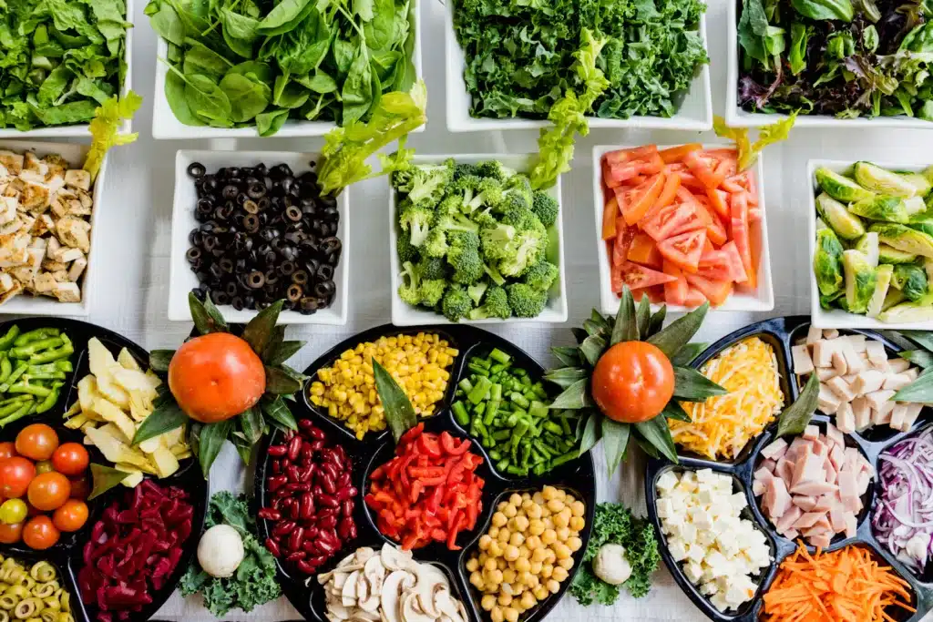 Plato saludable con verduras y alimentos para cuidar el colesterol