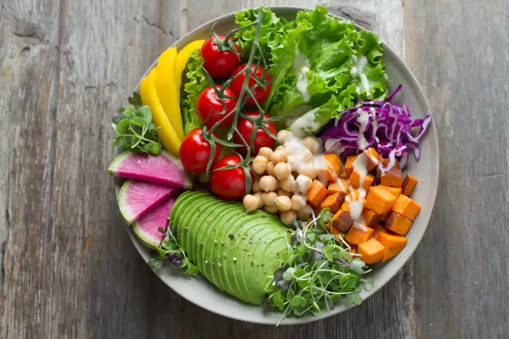 Ensalada con verduras, legumbres y grasas saludables
