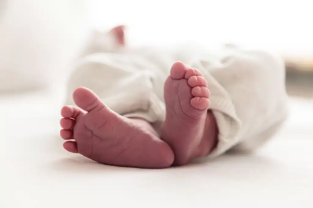 100 nombres de niña con significado: ideas para elegir en 2026 5 Pies de un bebé recién nacido