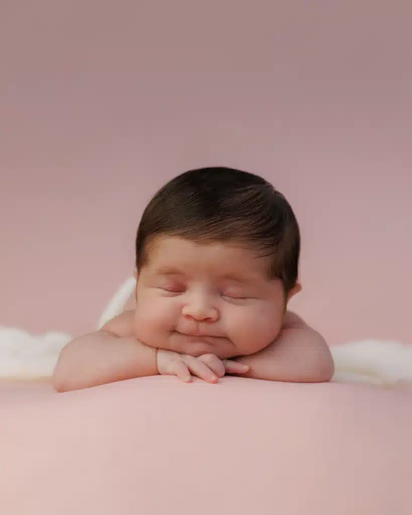 100 nombres de niña con significado: ideas para elegir en 2026 6 Bebé dormido durante sus primeros meses