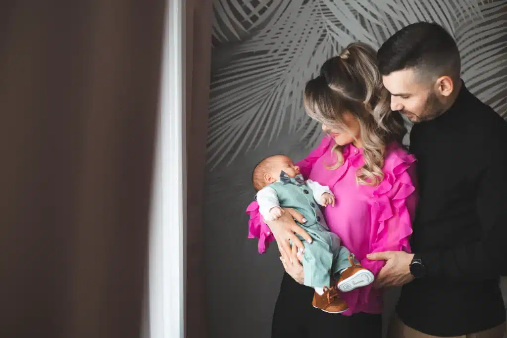 100 nombres de niña con significado: ideas para elegir en 2026 7 Padres observando a su bebé recién nacido
