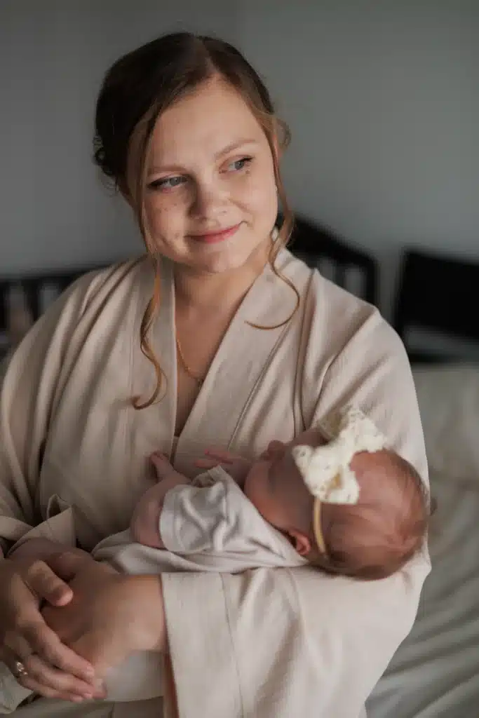 100 nombres de niña con significado: ideas para elegir en 2026 4 Madre sosteniendo a su bebé recién nacida