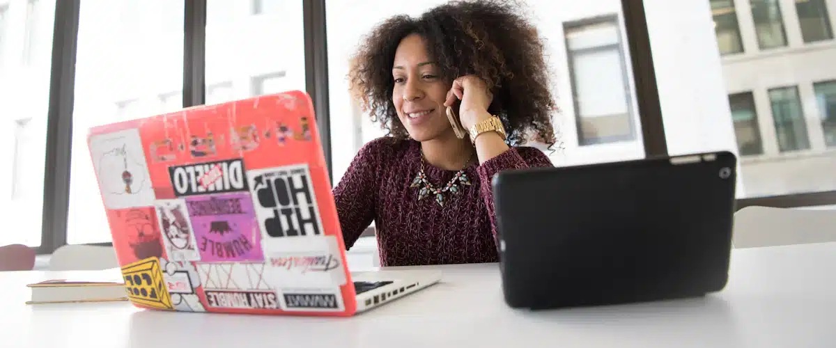 Computación en la nube: cómo funciona y qué ventajas ofrece a las empresas 8 Profesional de informática trabajando con un portátil en su puesto de trabajo
