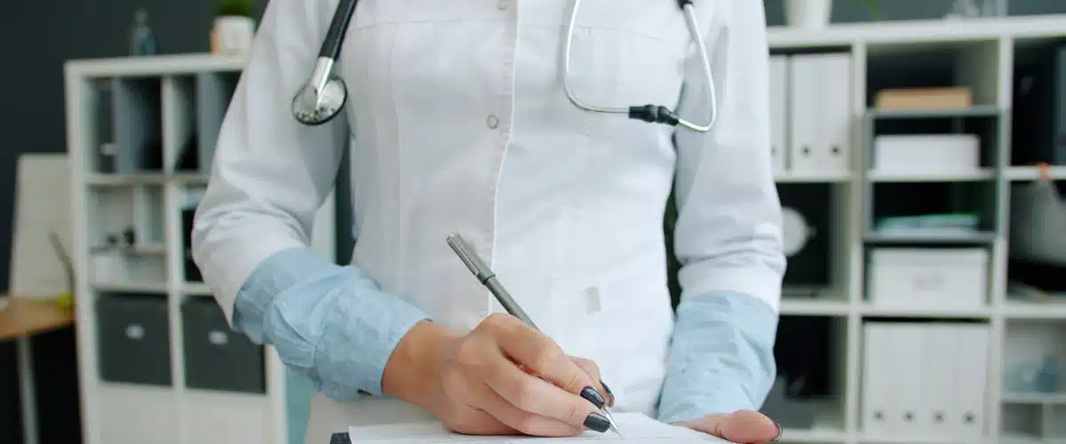 Ensayos clínicos: fases, objetivos y desarrollo de nuevos medicamentos 6 Profesional sanitario anota observaciones clínicas en un portapapeles de consulta