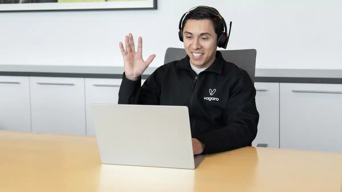 Atención al cliente: 7 estrategias para mejorar la experiencia 9 Profesional sonriente con auriculares que atiende una llamada desde su escritorio