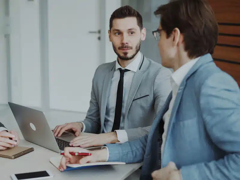 Profesionales reunidos alrededor de una mesa para definir los objetivos del encuentro