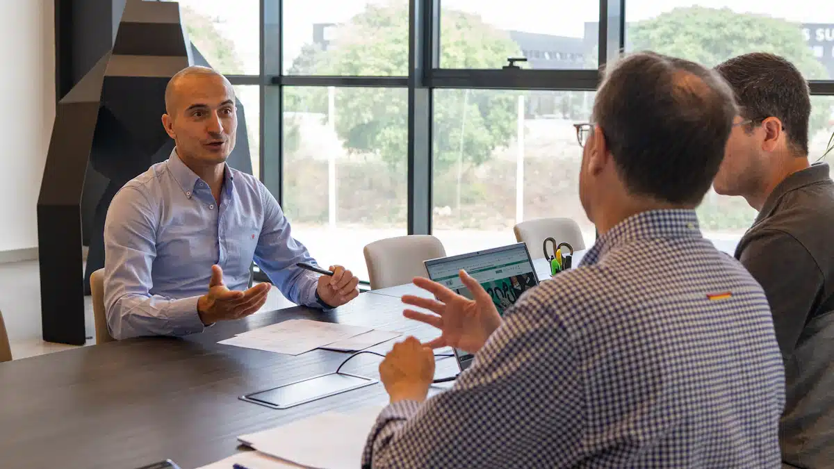 Profesionales revisan documentos de control de gestión en una oficina luminosa